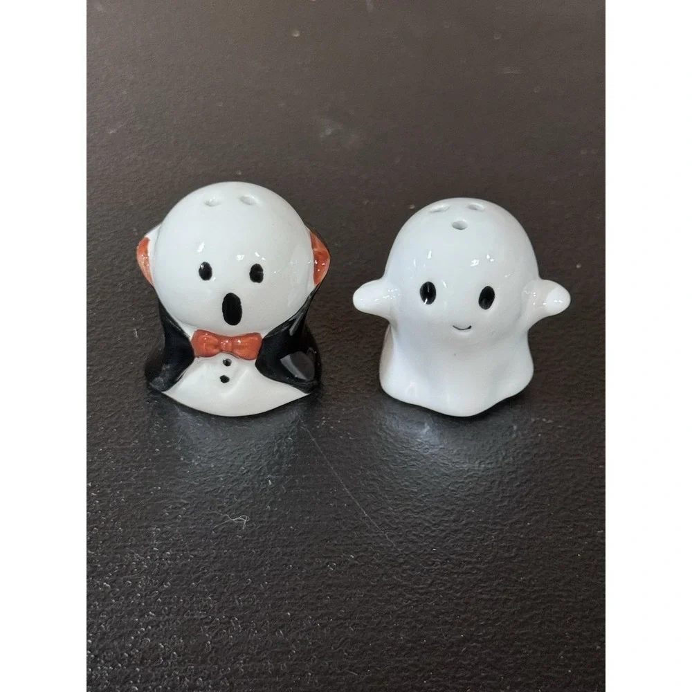 Cracker Barrel  Mini Ghost And Vampire Ghost Salt & Pepper Shaker Set 2025 New*